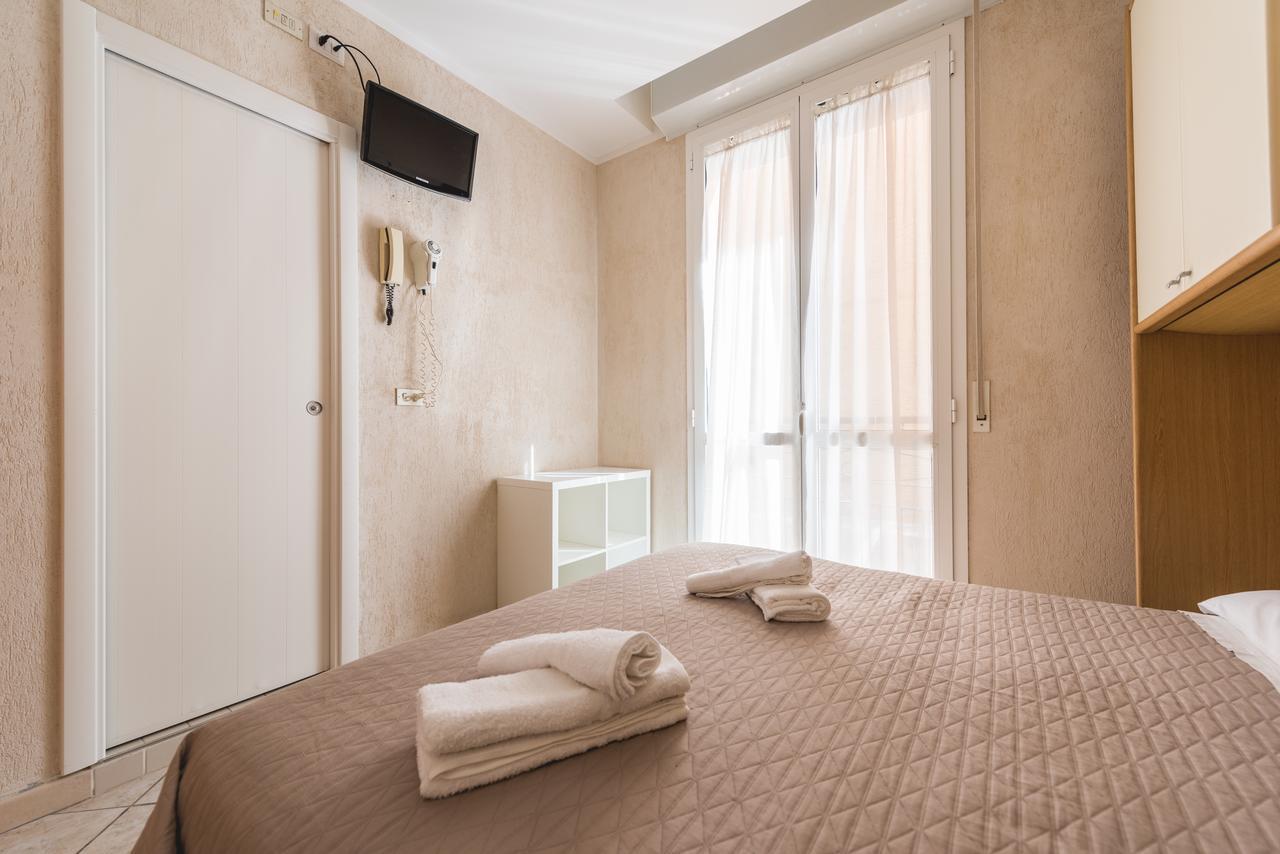 Hotel Romina Rimini Bagian luar foto